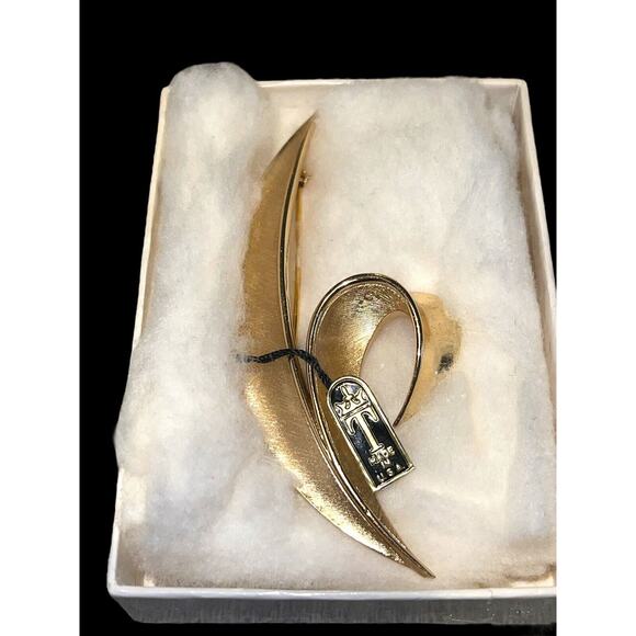 Crown Trifari Turned Leaf Brooch - Gold Tone - Textured - Vintage Signed In Box - Picture 1 of 7